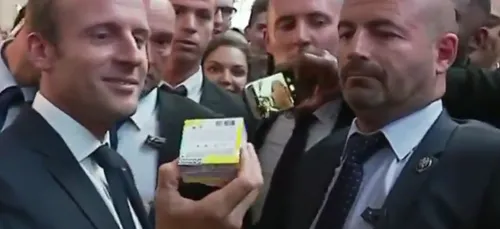 La réaction d'Emmanuel Macron face au cadeau fait par une...