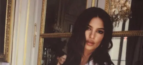 Emily Ratajkowski: poitrine en avant et lèvres pulpeuses, sa...