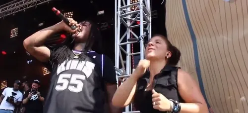 Cette interprète en langue des signes vole la vedette à absolument...