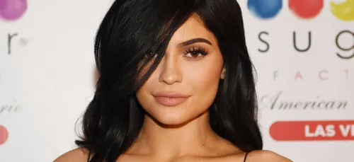 Poitrine en avant et regard de braise, Kylie Jenner fait une...