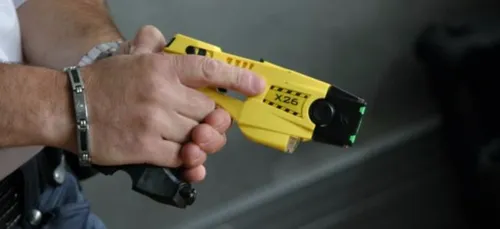 Afin de discipliner ses enfants, il utilise un pistolet paralysant !