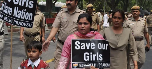 Un groupe de femme ligote et frappe un pédophile présumé ! (Vidéo)