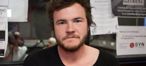 Ses deux parachutes ne s'ouvrent pas, mais il survit tout de même à...