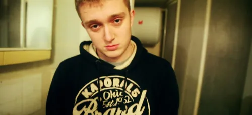 Le rappeur Vald s'en prend violemment à une fan avant de...