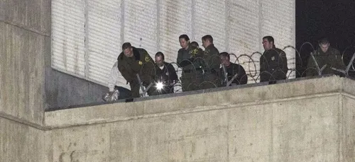 3 détenus s'évadent d'une prison aux USA et filment le tout avec un...