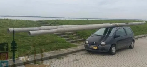 Saoul, il se promène avec deux poteaux d'éclairage sur sa twingo !