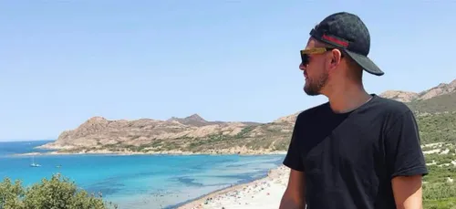 Jeremstar assiste malencontreusement sur un plan à trois entre......