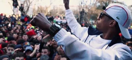 En plein tournage, le rappeur Elams s'enfuit pour échapper à la...
