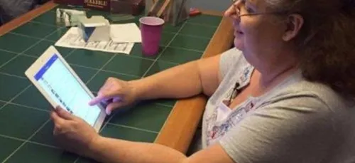 Coincée dans sa piscine, elle est finalement sauvée grâce à Facebook !