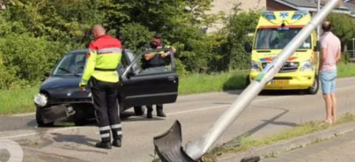 A cause d'une araignée, une femme fonce dans un lampadaire...