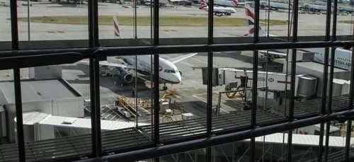 Grande-Bretagne: un pilote d'avion refuse d'embarquer un demandeur...