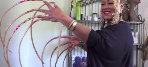 Cette Américaine à les ongles les plus longs au monde !