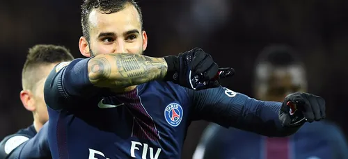 Le footballeur Jesé rend hommage à son bébé atteint d'une maladie...