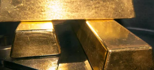 De faux policiers dérobent des lingots d'or à une dame âgée de 97...