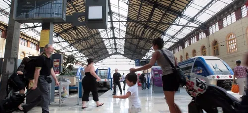Une déséquilibrée asperge deux touristes américaines d’acide à la...