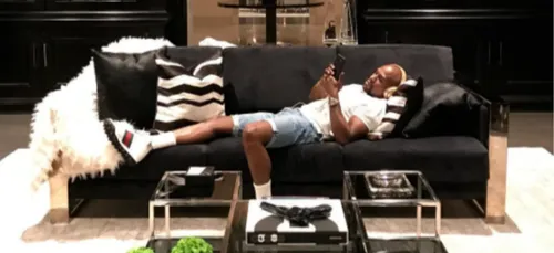 Depuis son château de Beverly Hills, Mayweather étale son...