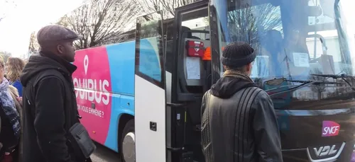 Un chauffeur de bus craque et abandonne tous ses passagers au bord...