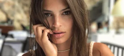 Seins nus et en culotte échancrée, Emily Ratajowsky régale une fois...