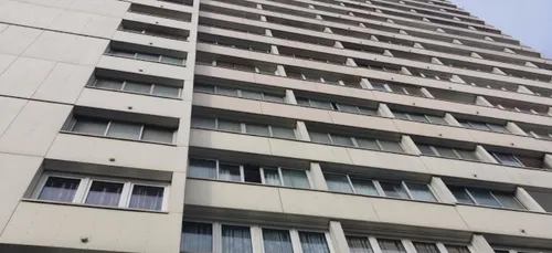 Un homme surpris alors qu'il était sur le point de jeter son...