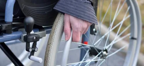 Handicapé, il se lève subitement et poursuit son hôte avec une hache.