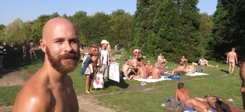 Paris : les naturistes remettent officiellement le bas !
