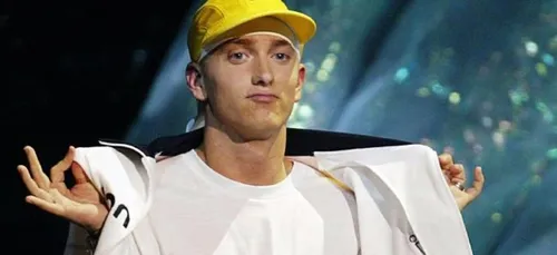 Complètement saoul, Pink envoie un email à Eminem pour lui demander...