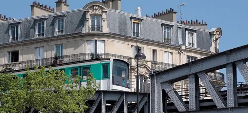 A Paris, deux jeunes montent sur le toit d'un métro : un mort.