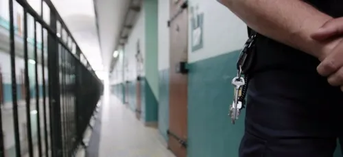 Un détenu s'évade de prison afin d'aller souhaiter un joyeux...