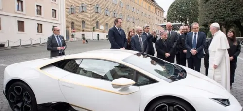 Tranquillou, le pape se fait offrir une Lamborghini !