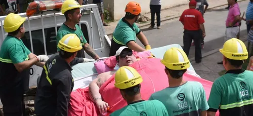 Ils abattent un mur entier afin de permettre l'hospitalisation...