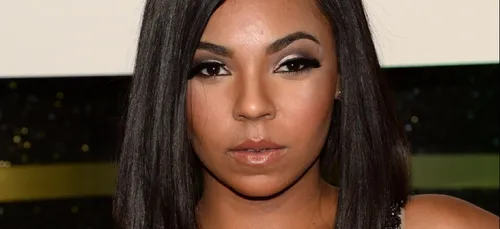 En plein concert, Ashanti s'arrête de chanter et s'adresse à un fan...