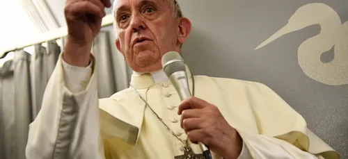 Le pape François assure avoir « pleuré » après sa rencontre avec...