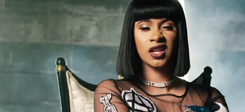 Une vidéo de Cardi B twerkant avant d'avoir ses implants refait...