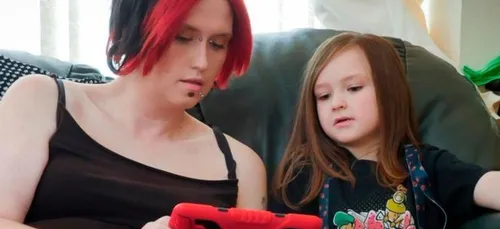 Incroyable ! Dans cette famille, la maman est le père, le papa est...