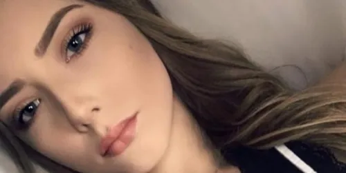 Hailie Scott, la fille d'Eminem pose en t-shirt transparent sur...