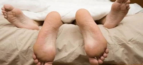 Il cache une caméra chez lui pour surprendre des fantômes... Il...