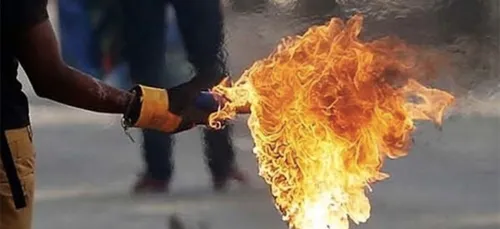 Viré des amis du Facebook de son voisin, il lui balance un cocktail...