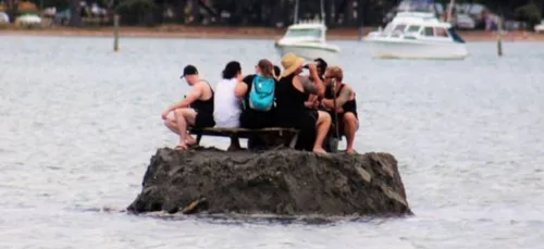 Afin de contourner la loi interdisant aux gens de boire sur les...