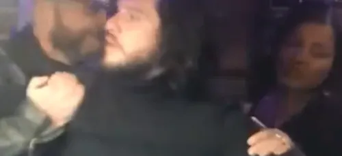 Complètement saoul, Kit Harrington se fait jeter d'un bar...