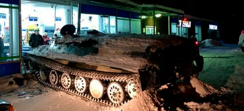 Ce russe vole un tank et fonce sur la façade d'un supermarché !
