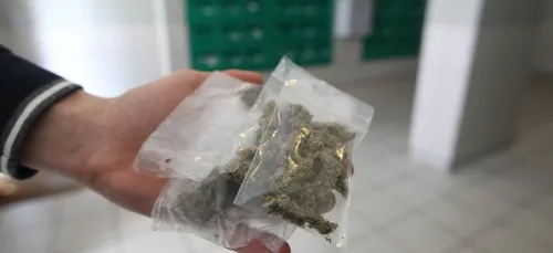 A Toulouse, les dealers taguent prix et promo sur les murs...