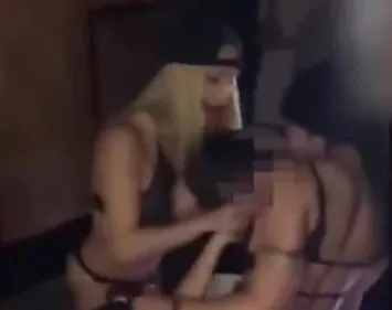 Un homme engage des danseuses nues pour les 12 ans de son fils !...