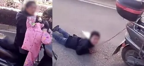 Afin de calmer son enfant, un mère chinoise le traîne à l'aide d'un...