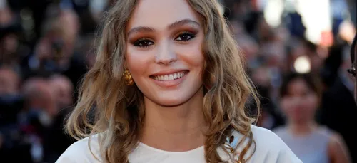 Lily-Rose Depp pose topless et rend hommage à sa mère ! (Photo)