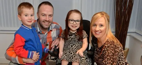 Âgée de 19 ans, cette jeune femme ne mesure pas plus d'un mètre !