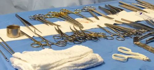 Elle accouche de gants et compresses, oubliés par son chirurgien !