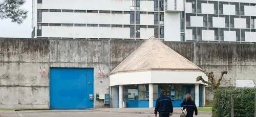 Du haut de sa tour, un policier trolle salement des prisonniers !...