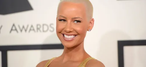 Amber Rose nous présente sa nouvelle poitrine d'une manière... Très...