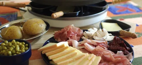 Une raclette absolument gigantesque organisée sur la plage de...
