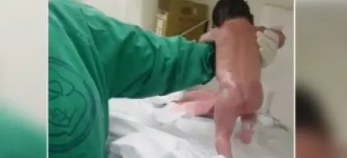 Un bébé de quelques minutes choque son monde après s'être mis à...